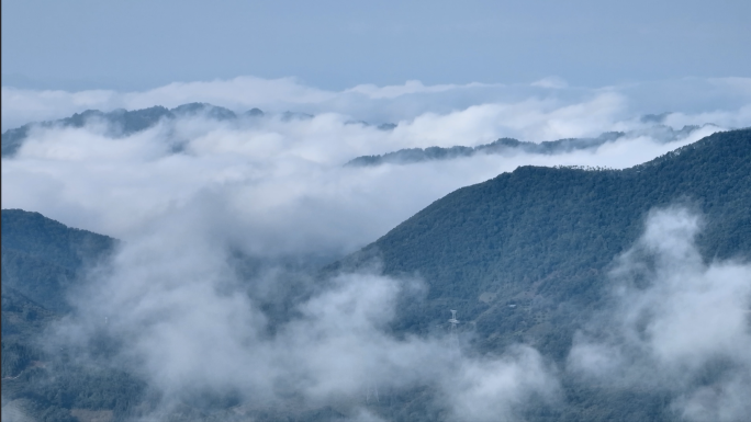 大山云雾缭绕航拍