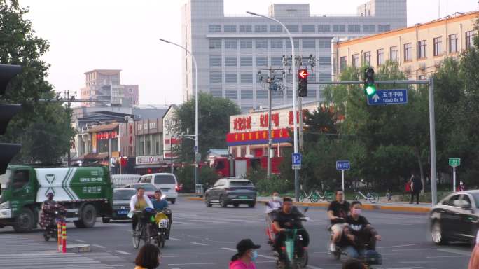 夕阳下的街道夕阳逆光人群街道过马路车流