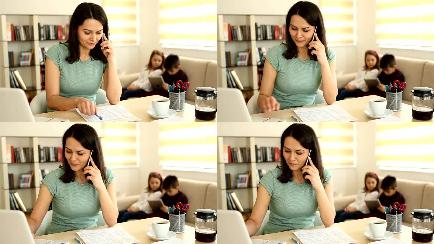 在家工作的母亲外国人居家办公打电话