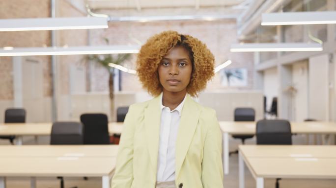 黑人女性商业地产经纪人动态肖像