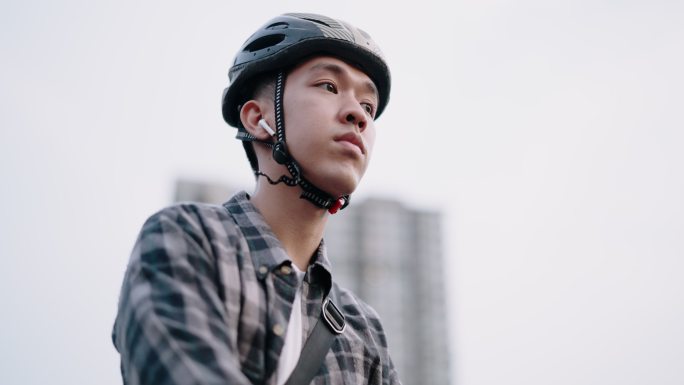 城市里骑电动滑板车的青少年