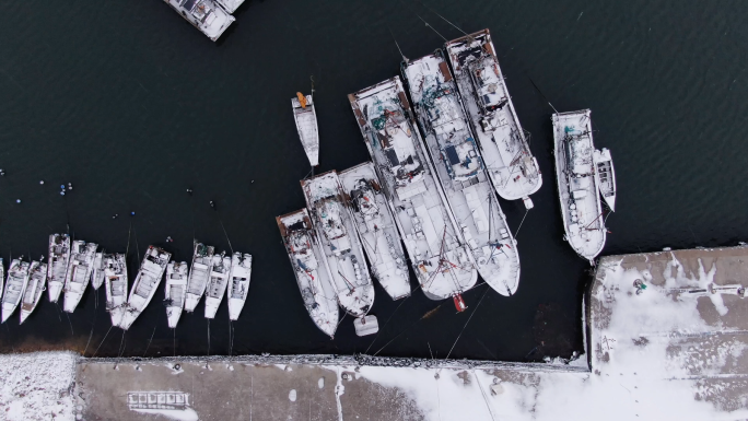 冬日烟台西口码头风雪中的渔船