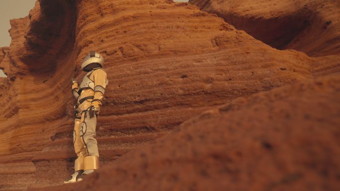 火星漫步。女宇航员探索铁锈色的洞穴和岩石。接触石墙