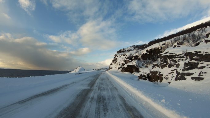 POV汽车在北极雪地中行驶：诺德卡普峡湾