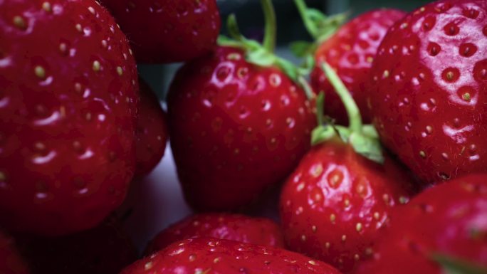 红色熟草莓特写，俯视图。股票视频