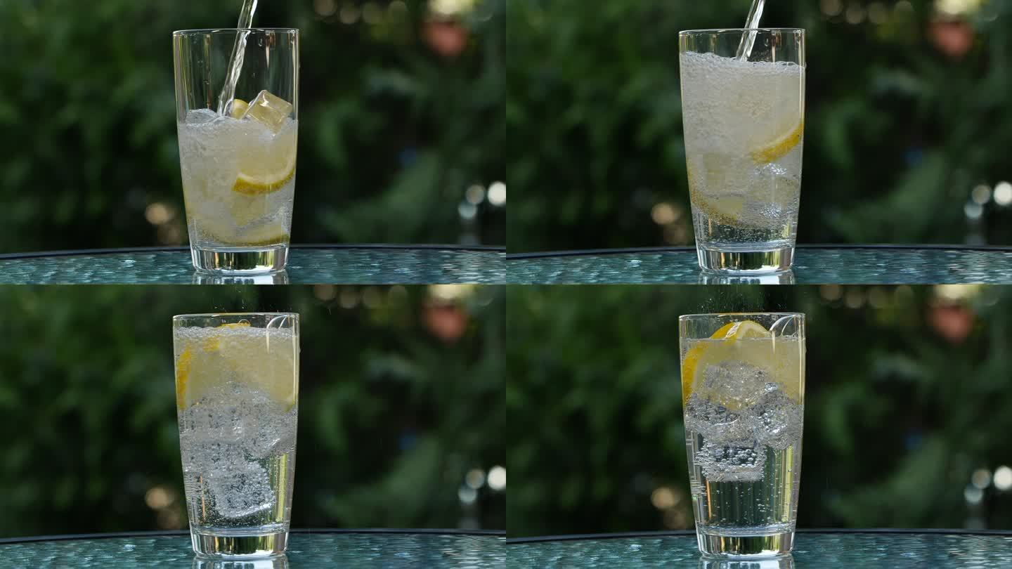 将一杯苏打水倒入冰块和柠檬的慢动作