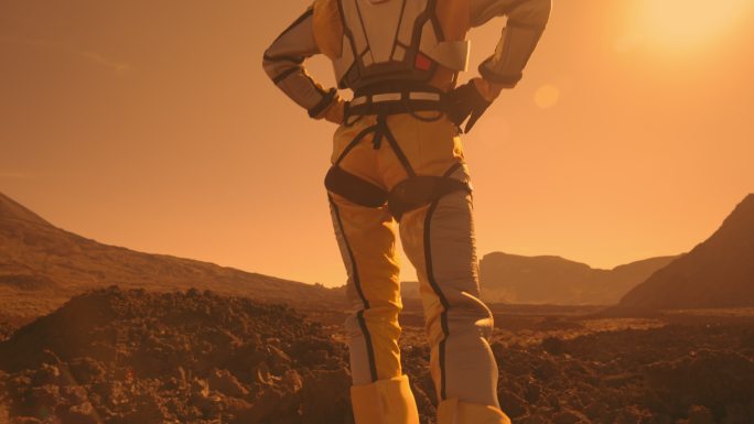 火星漫步。女宇航员探索铁锈山。攀岩，欣赏风景