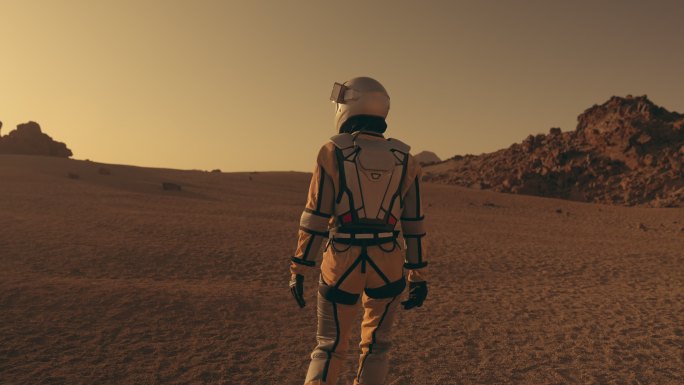 火星漫步。女宇航员探索锈色沙漠。走向山脉