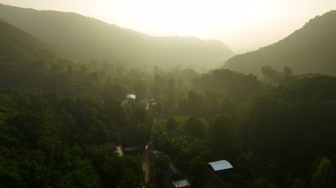 大山里深山里早晨云雾中的村庄