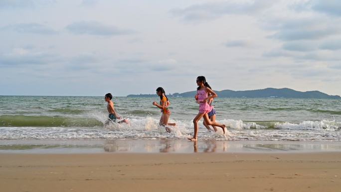 享受海洋夏天海边嬉戏海浪戏水追逐奔跑