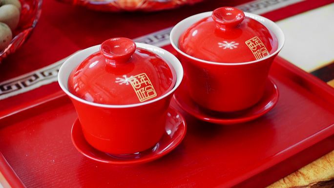 红色托盘敬茶的茶碗