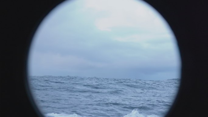 从船的舷窗：在平静的海面上航行