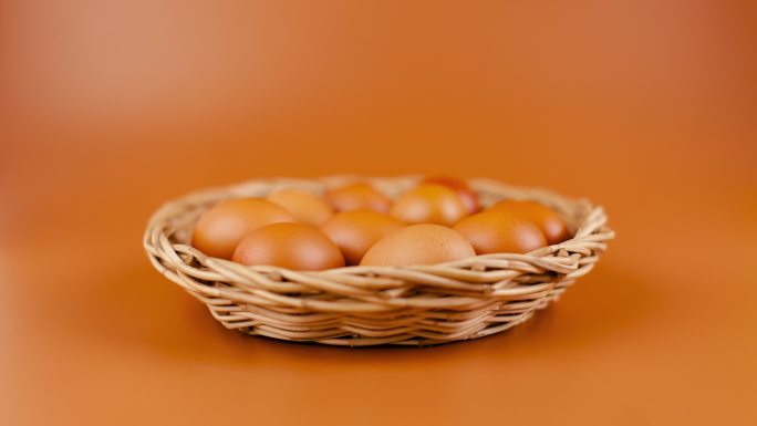 鸡蛋会增加和减少鸡蛋的数量。新鲜干净的生鸡蛋，有用的症状概念。