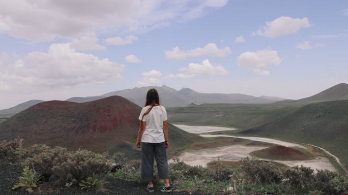 女游客从土耳其顶部欣赏红色火山口
