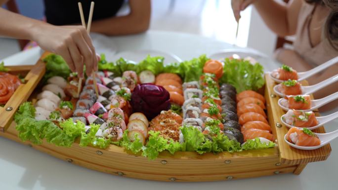 人们吃寿司的前景日本食物寿司餐厅生鱼片