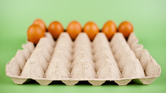 鸡蛋会增加和减少鸡蛋的数量。新鲜干净的生鸡蛋，有用的症状概念。