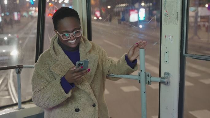 年轻女性乘坐缆车，使用手机游览黑人种族