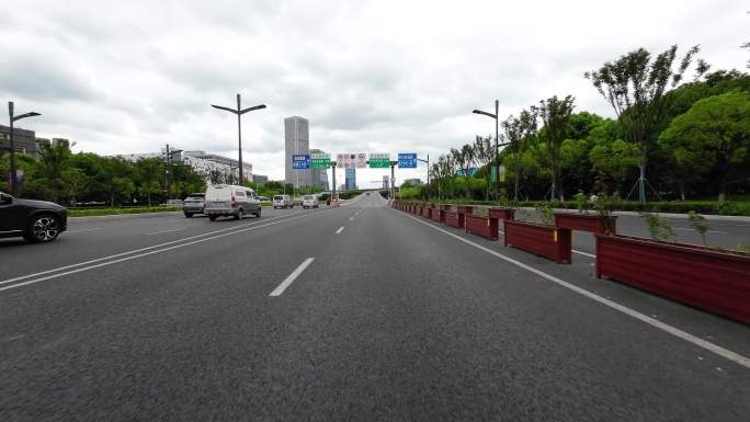 驾车开车乘车行驶在城市道路上第一视角