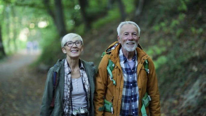老年夫妇在树林中徒步旅行