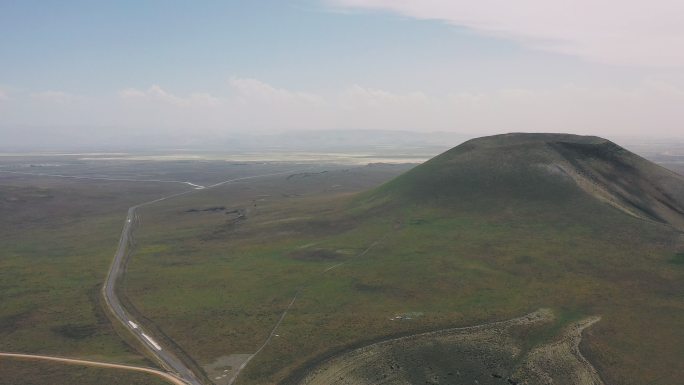 土耳其公路和火山口的绿色火山景观鸟瞰图