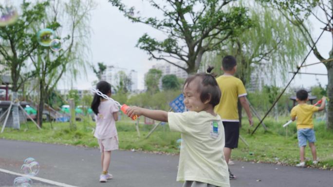 吹泡泡的孩子