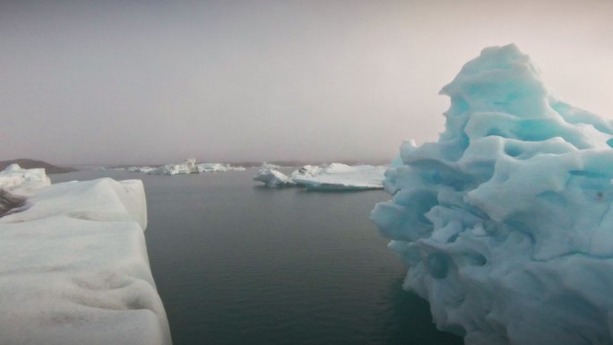 冰岛FPV无人机4K视频飞行穿过约库尔斯隆冰川冰山