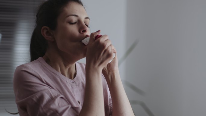 在家使用哮喘吸入器的年轻女性库存视频