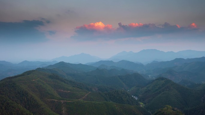 新月与晚霞