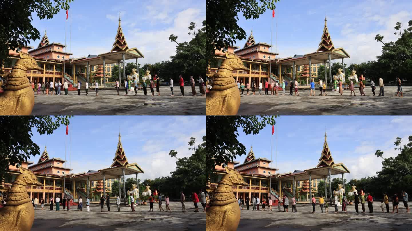 村民在佛寺前排队做核酸的延时视频