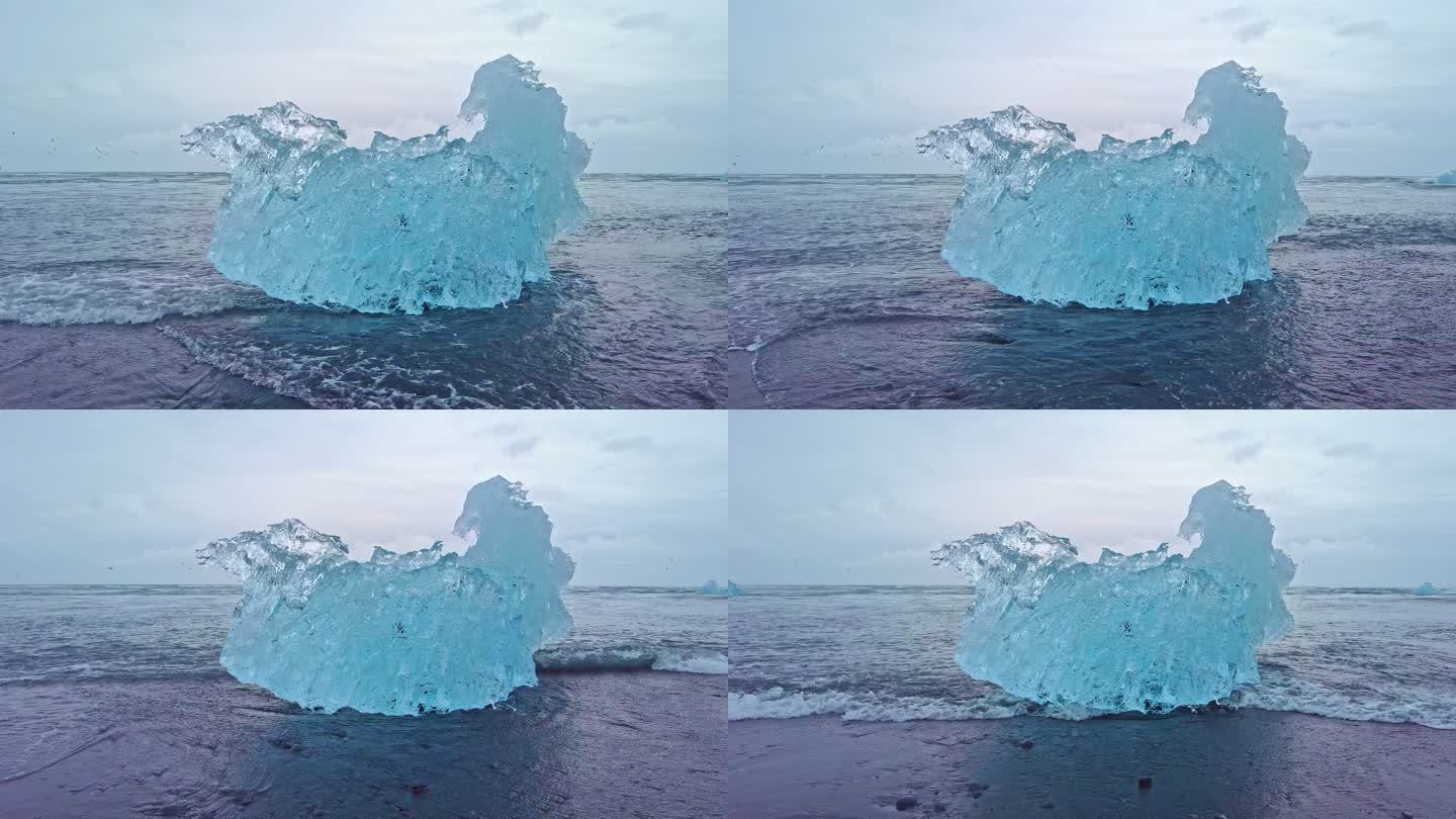 冰岛南部Jökulsárlón钻石海滩海洋中冰川的低角度视图