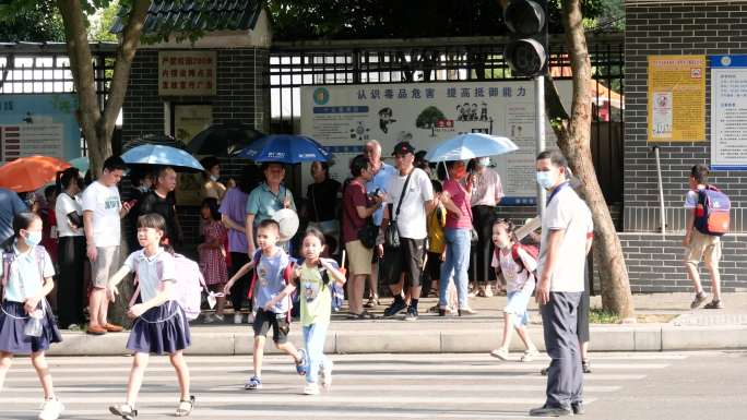 小学生放学