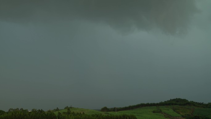 大雨来了，雨从小到大 暴雨