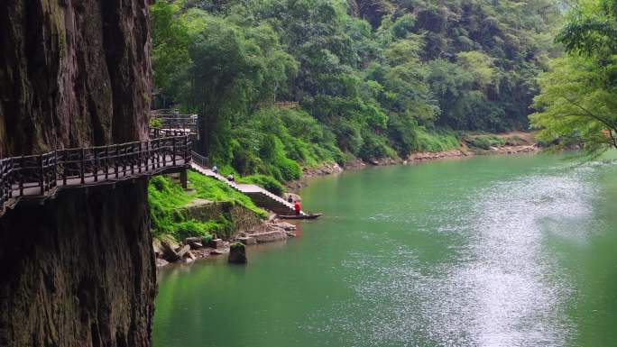 格凸河主山脉大山洞