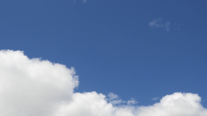 明亮的天空云景背景。4k垂直镜头。
