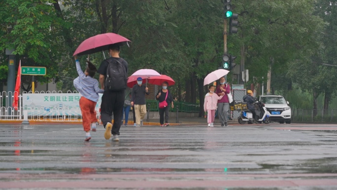 行人雨中打伞过马路