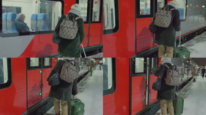 冬天寒冷的雪夜，一位带着行李的成熟女性，一位游客，正在火车站台上车。
