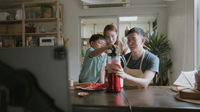 亚洲家庭第一次在家制作西瓜奶昔。