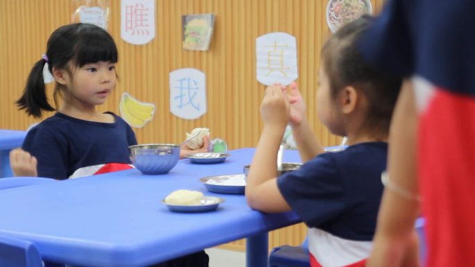 幼儿园孩子在教室吃饭
