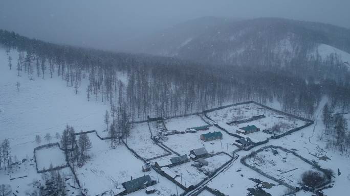 航拍大兴安岭春季降雪山村人家