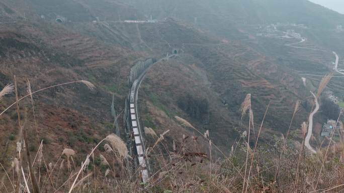交通发展视频冬季云南山乡穿越隧道铁路火车