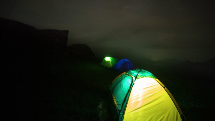 旅游帐篷和山上乌云密布