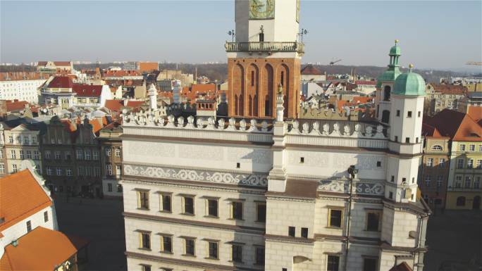 波兹南市鸟瞰图。从上面看，主广场区域的历史建筑。广场周围的彩色联排别墅