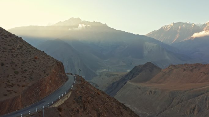 通往Mustang Muktinath的铺砌山路鸟瞰图