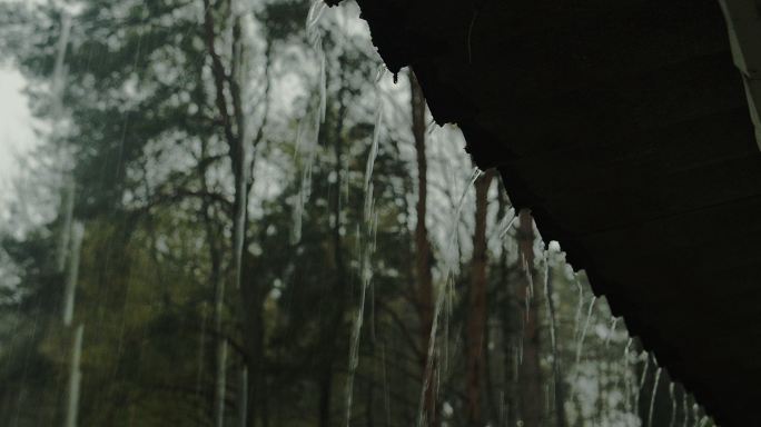 大滴雨水从屋顶流下来。