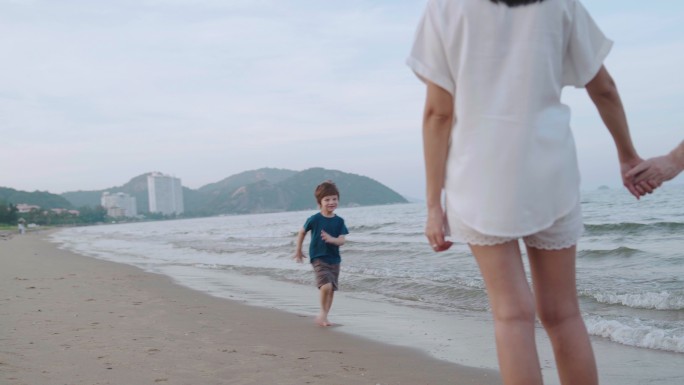 暑假海滩上的家人消遣娱乐海景