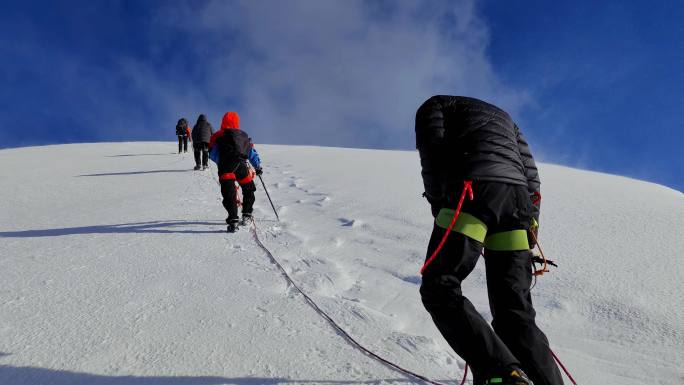 四川甘孜攀登那玛峰的登山者