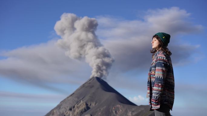 危地马拉火地岛火山喷发背景上的女人