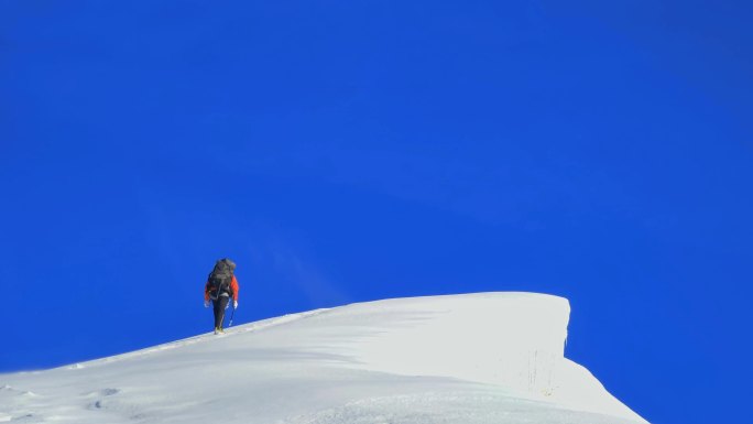 四川甘孜攀登那玛峰的登山者