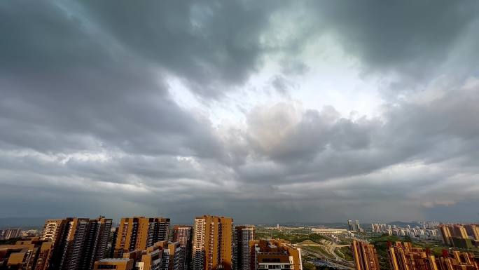 乌云暴雨袭来 南宁长虹路周边