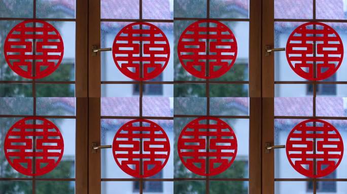一对中式木门的玻璃上 贴了两个喜字
